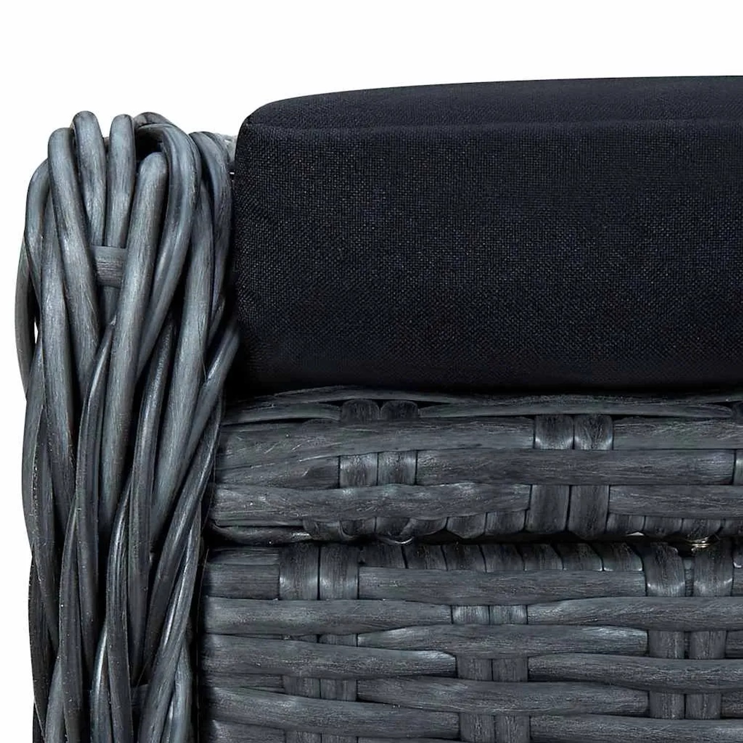 Detailansicht: Dunkelgrauer Poly-Rattan Gartensessel mit schwarzem Kissen. Materialstruktur des verstellbaren Gartenstuhls.