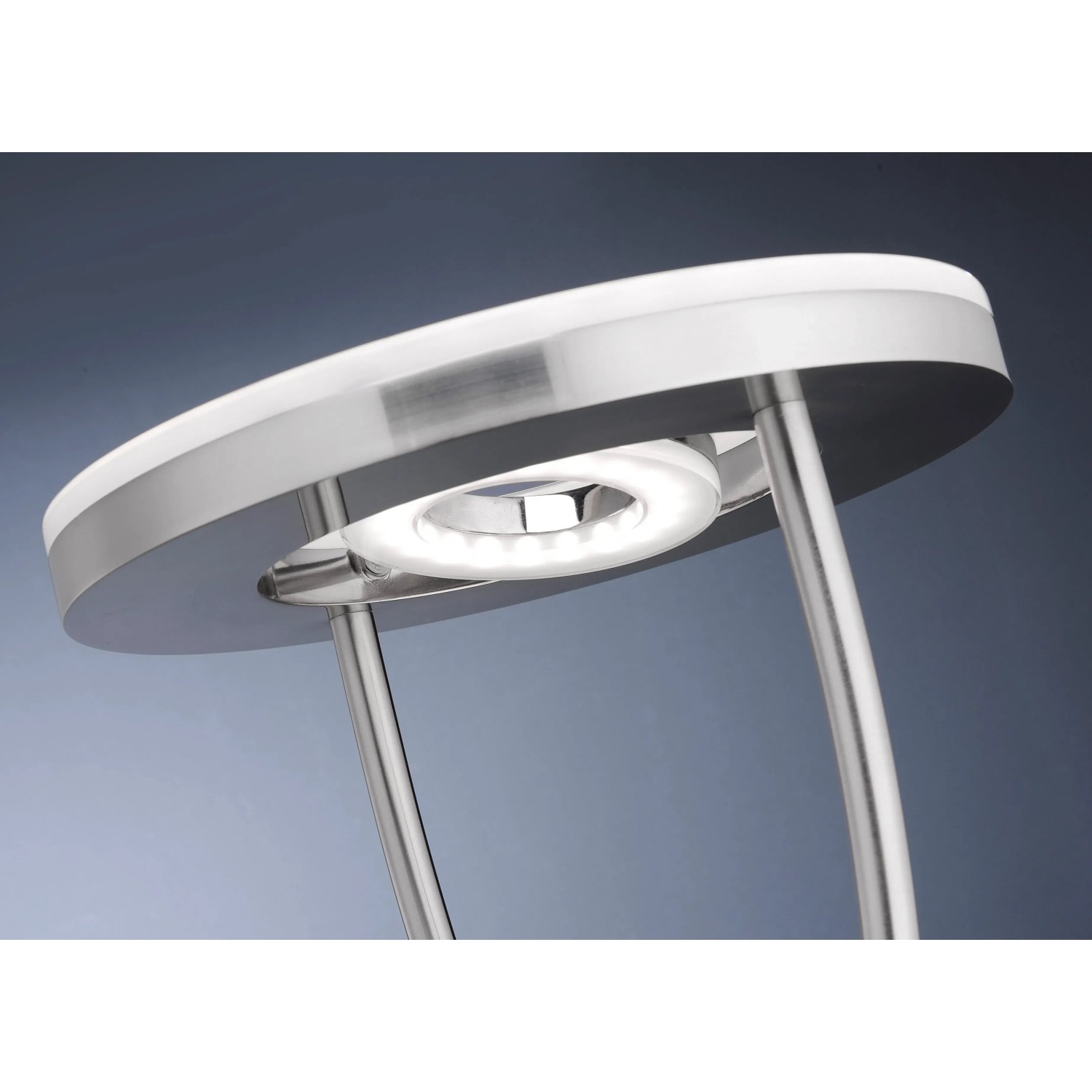 Moderner LED-Deckenfluter Helia aus Stahl, gebürstet, mit runder Leuchte. Ideal als Wohnraumbeleuchtung.