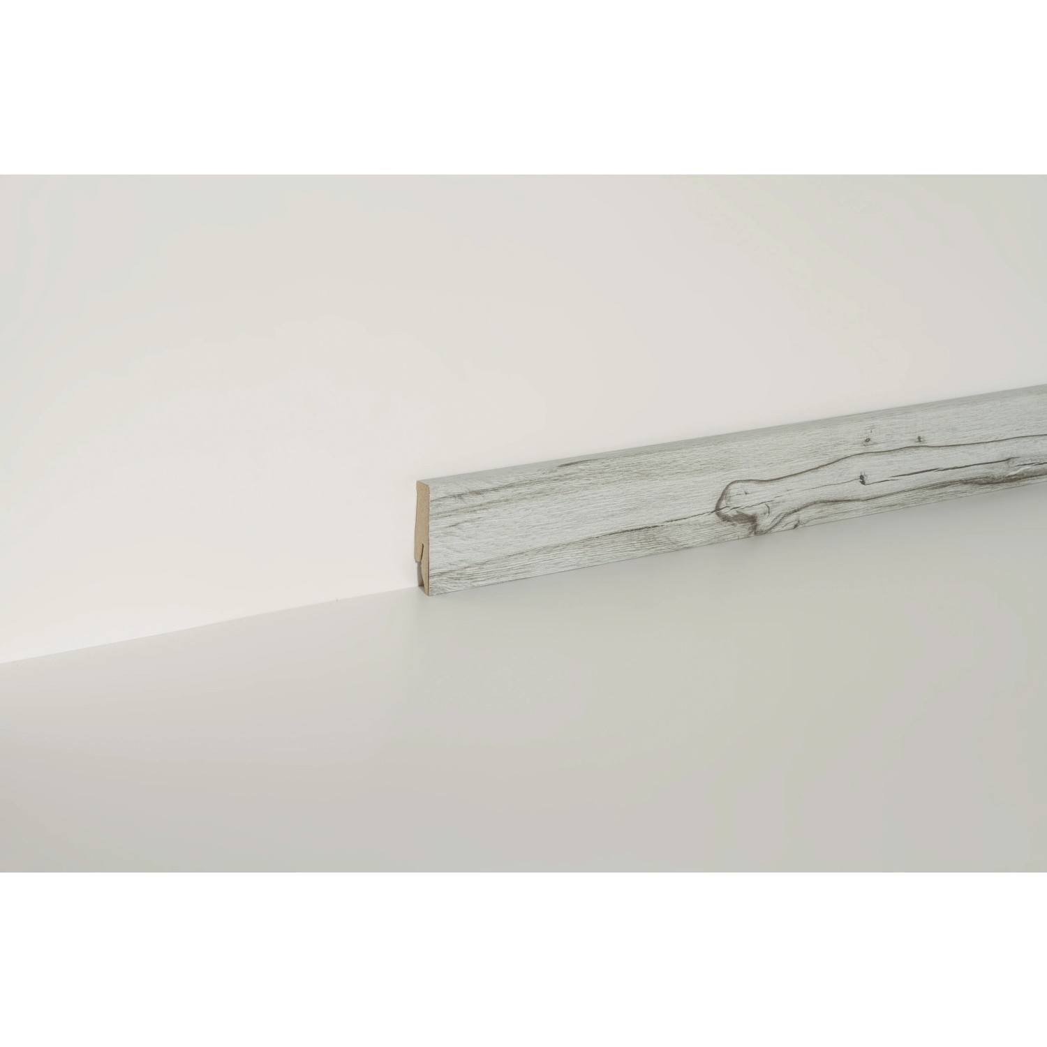 Sockelleiste Neo 2.0 African Maple, 2400 mm lang, zur Wandmontage. Dekorativer Wandabschluss.