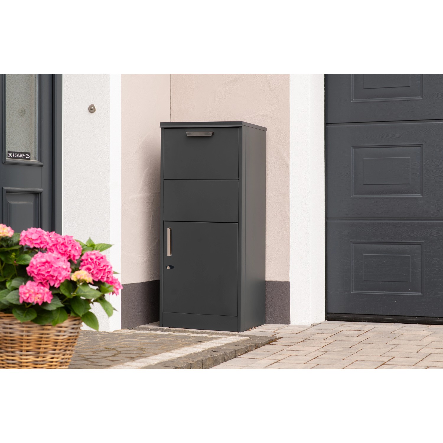 Westmann Paketbox Pepe aus Stahl, anthrazit, mit Kipp- und abschließbarem Paketfach.