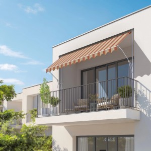 Spettmann Fallarmmarkise Line, weiß mit gelb-orange-roten Streifen, montiert auf einem Balkon.