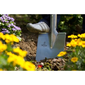 LUX Spaten Comfort Stahl, 85 cm, mit Trittschutz im Einsatz im Garten.