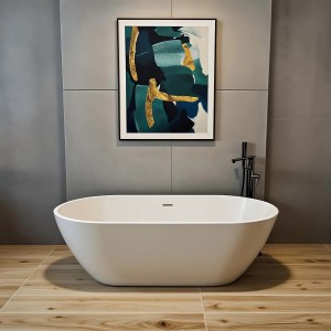 Weiße, ovale freistehende Badewanne ASGER 170x75 in modernem Bad mit Holzboden und schwarzer Armatur.