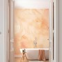 Orange Komar Vliestapete Center Shock im Badezimmer mit Badewanne und Holzboden.