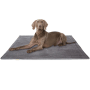 Graue Knuffelwuff Hundematte Timor Cord (80x60cm) mit liegendem Hund.