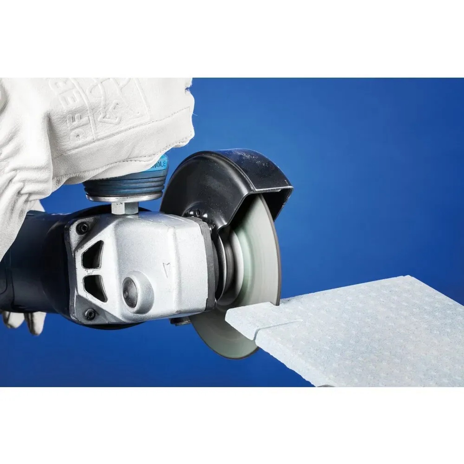 Pferd Trennscheibe im Einsatz: Winkelschleifer trennt Stein. Ideal für Alu & Stein.