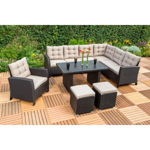 Braunes Merxx Salerno Eckbank-Set mit Sessel, Hockern und Gartentisch auf Holzterrasse.