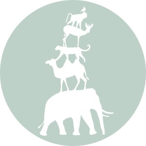 Runde, mintgrüne Tapete mit weißer Tierpyramide (Elefant, Kamel, Katze, Reh, Affe) für Kinderzimmer.