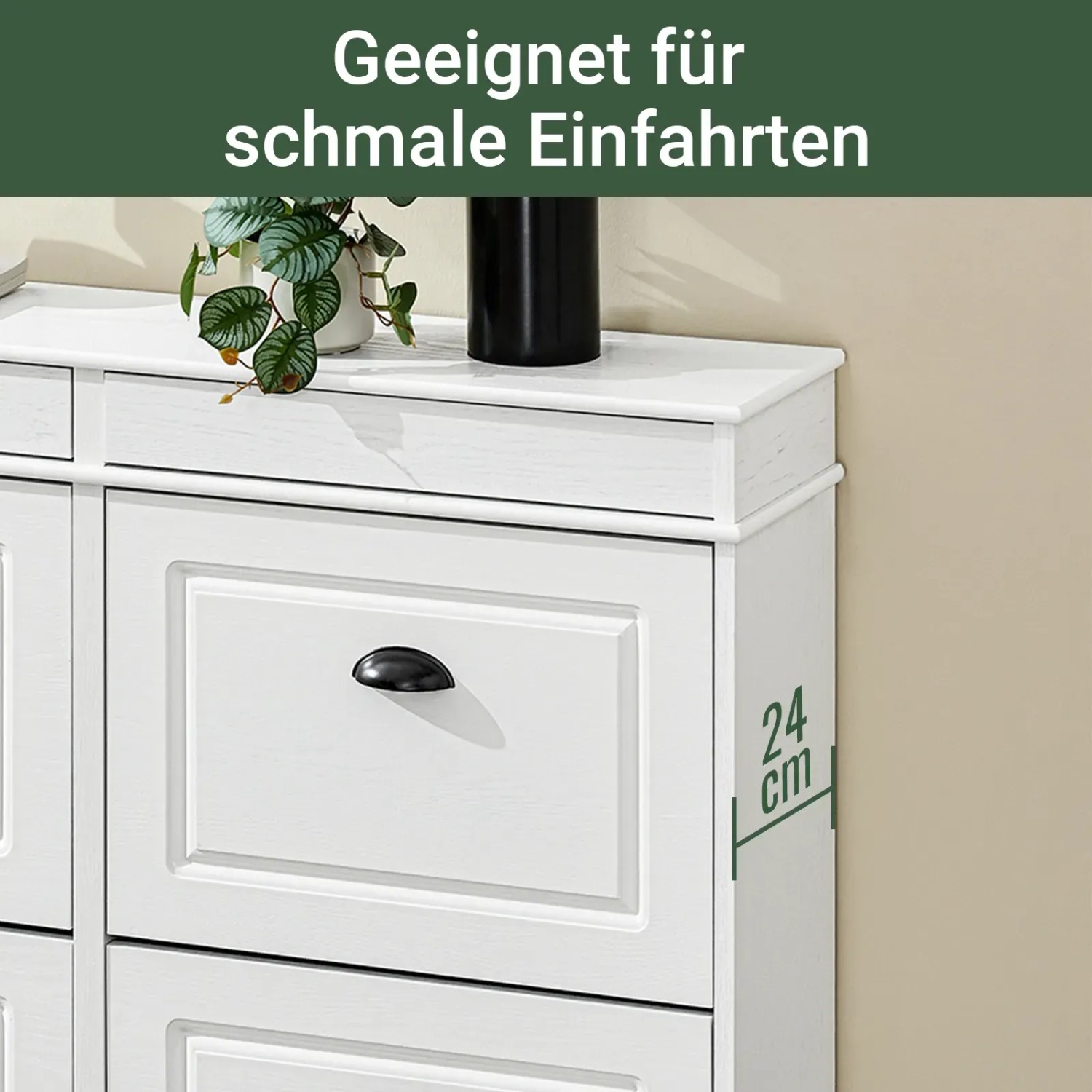 Weißer, schmaler SoBuy Schuhschrank mit 24cm Tiefe und Klappe, ideal für Flure. Oben Deko mit Pflanze.