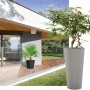 Scheurich Pflanzsäule Coneo High, Ø 28,5 cm, Schwarz Granit, mit Pflanze auf Terrasse.