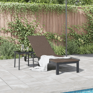 Braune vidaXL Sonnenliege mit Rädern aus Poly Rattan für den Garten oder die Terrasse.