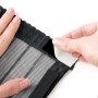 Detailaufnahme: Anbringen des schwarzen Easymaxx Tür-Moskitonetzes mit Klick-System am Türrahmen.