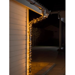 Konstsmide Micro LED Lichterkette, bernsteinfarben, an Regenrohr befestigt, für Außenbeleuchtung.