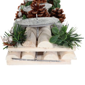 Adventsgesteck in Silber mit Kerzenhaltern, Tannenzapfen und Kugeln als Weihnachtsdekoration.