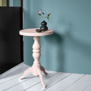 Rosa lackierter Beistelltisch mit Alpina Feine Farben Lack Zarte Romantik®.
