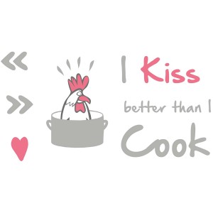 Komar Deko-Sticker "I Kiss Better Than" mit Hahn im Kochtopf, Herz und Pfeilen. Wandtattoo für Küche.