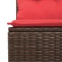 Detailansicht braune Gartenmöbel Sofagarnitur aus Rattan mit roten Kissen.