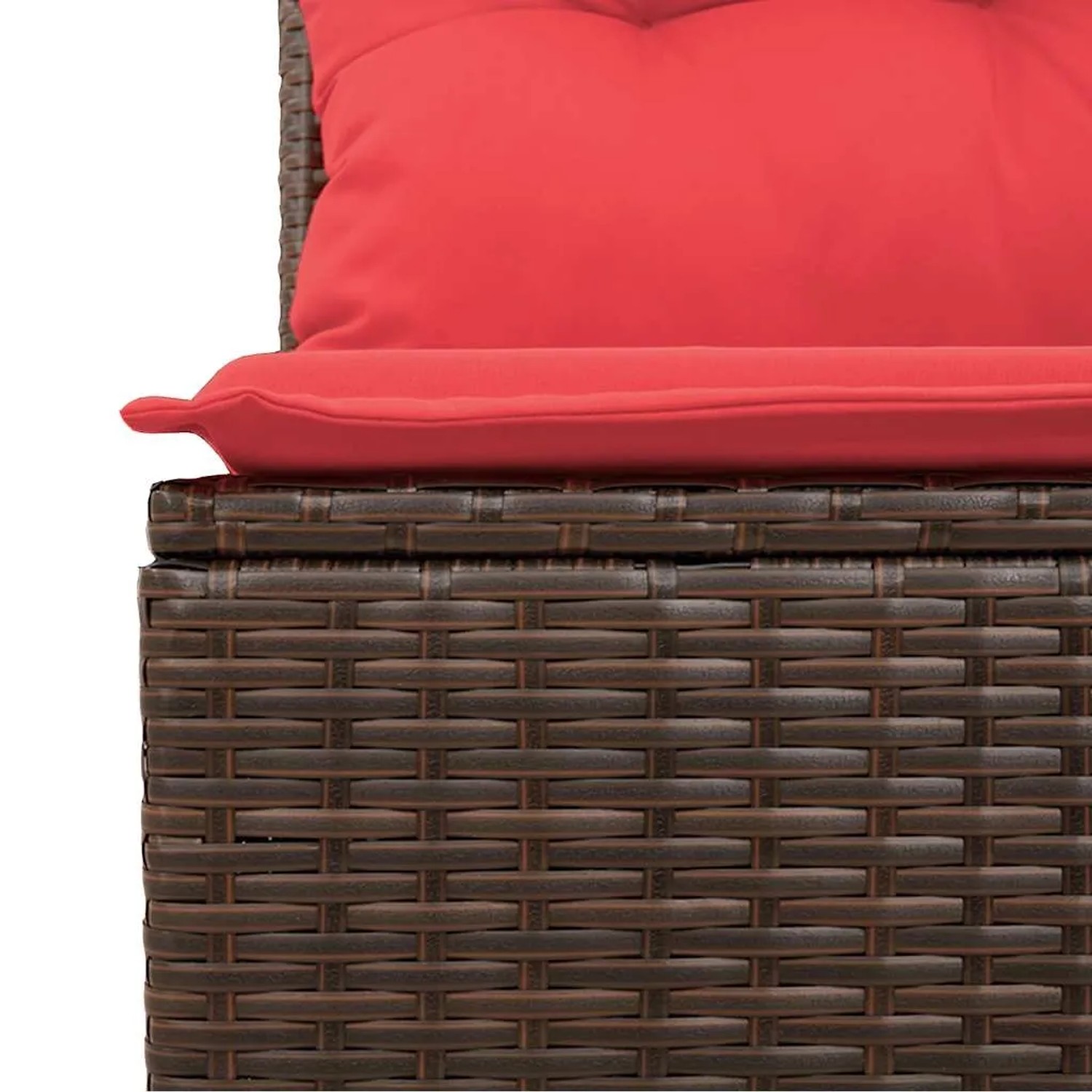 Detailansicht braune Gartenmöbel Sofagarnitur aus Rattan mit roten Kissen.