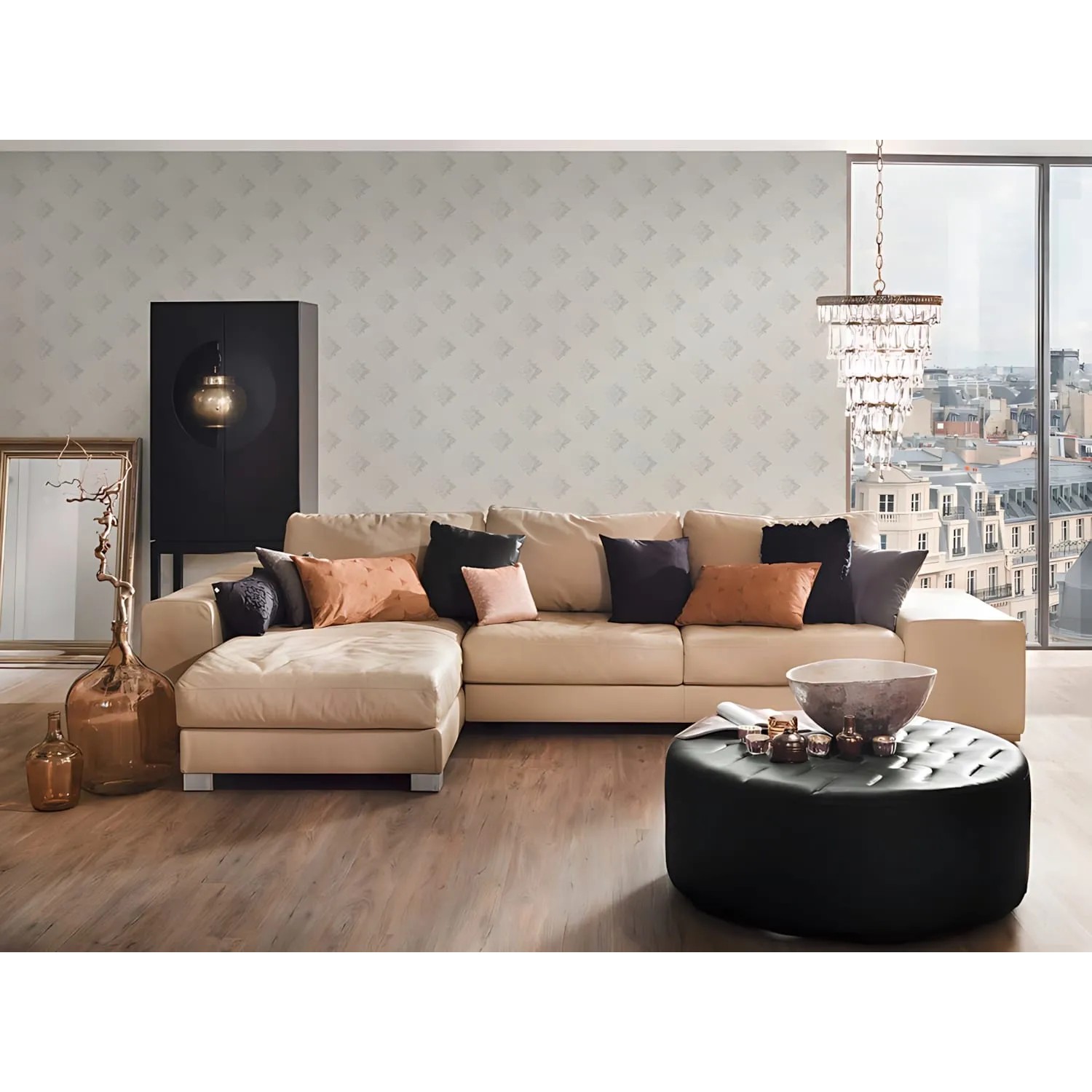Beige-graue Barock Tapete mit Ornament-Muster von PROFHOME. Dekorative Textiltapete im Wohnraum.