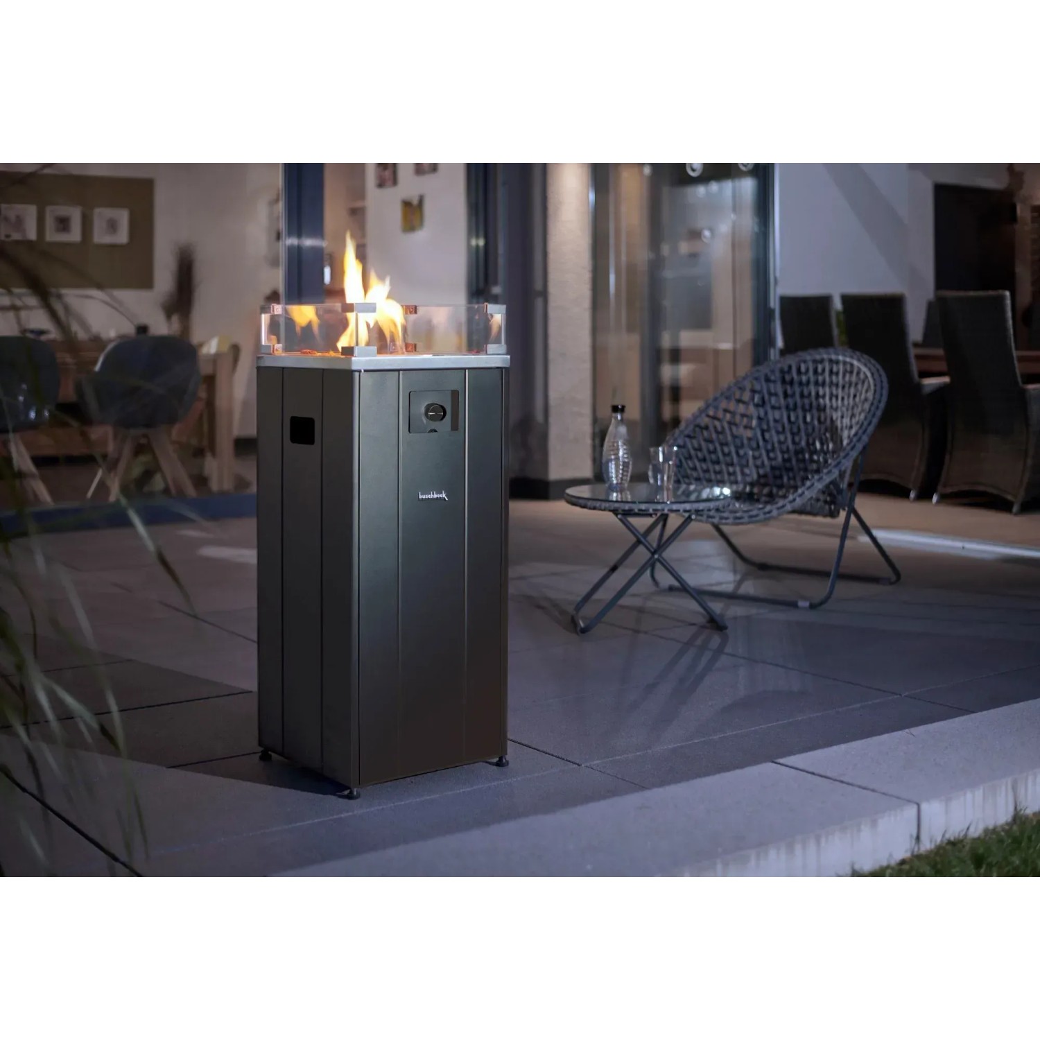 Buschbeck Loungefeuer Malta Schwarz: Terrassenheizer mit Lavasteinen und Glaswindschutz.