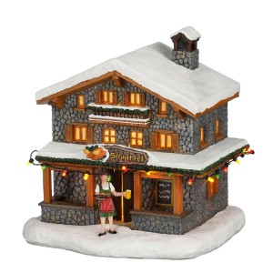 Luville LED Schnitzelrestaurant, detailreiche Weihnachtsdekoration in Steinoptik mit Schnee, Lichterkette und Figur.