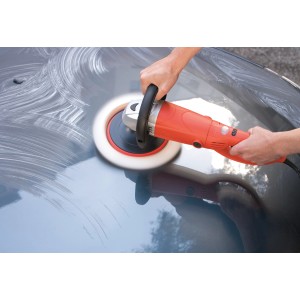 Rote Poliermaschine mit Polierhaube in Aktion auf Autolack. Autopflege mit 1600W Profi Gerät.