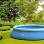 Blauer Avenli Aufstellpool (360x76 cm) mit Filterpumpe im Garten.