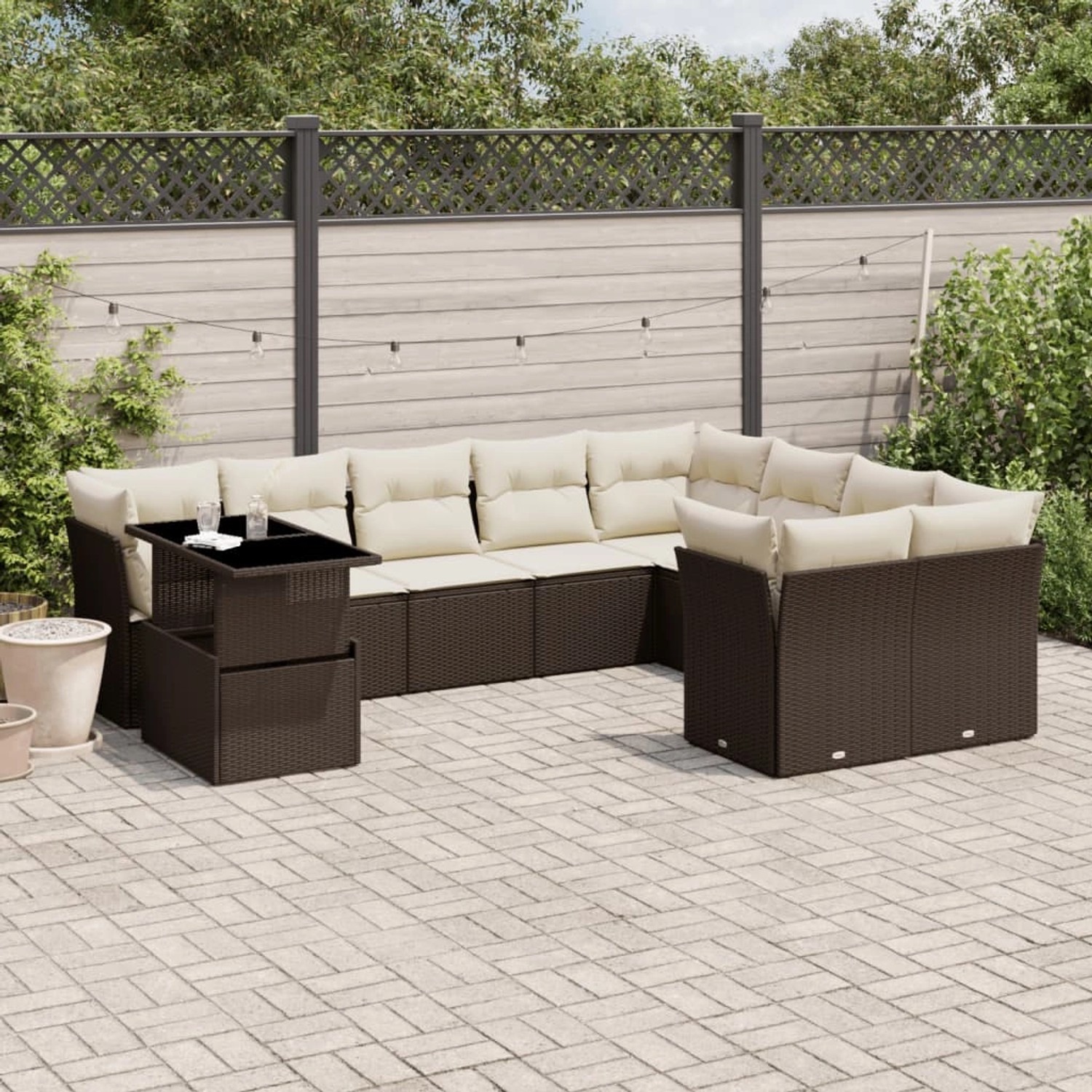Braune 10-tlg. vidaXL Garten-Sofagarnitur aus Rattan mit Tisch und cremefarbenen Kissen.