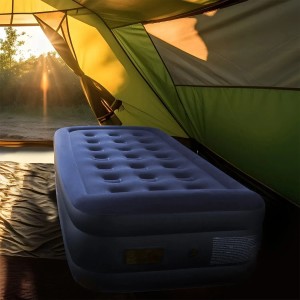 Blaues Juskys Luftbett Sapri M im Zelt. Bequeme, selbstaufblasende Gästematratze.