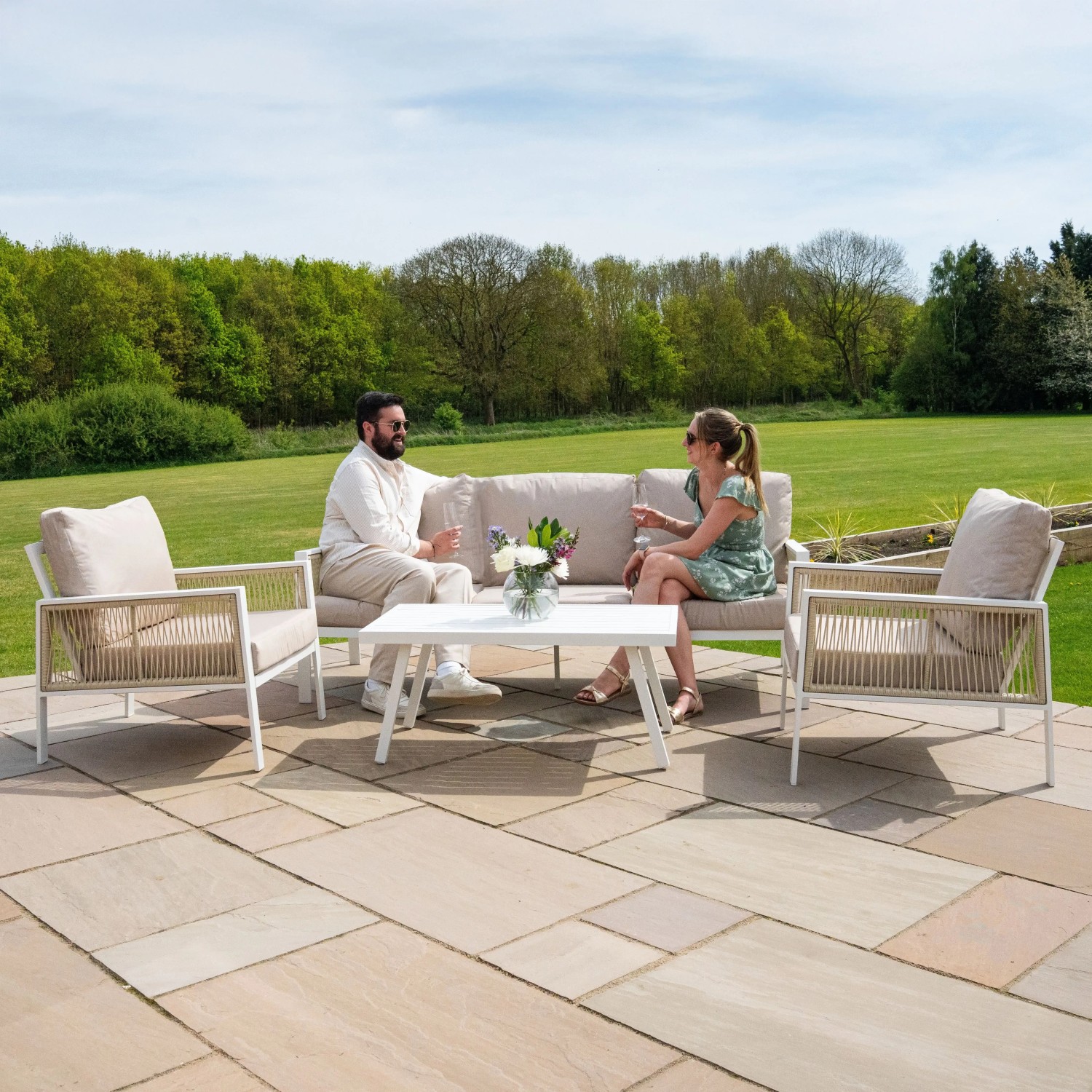 Jardi 4-teilige Gartenmöbel Sofagarnitur aus Aluminium mit Rattan-Box in Weiß und Schwarz.