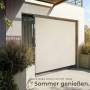 Beige Senkrechtmarkise Eloise auf Terrasse, bietet Sonnenschutz und Sichtschutz. Ideal für Balkon, UV-beständig.