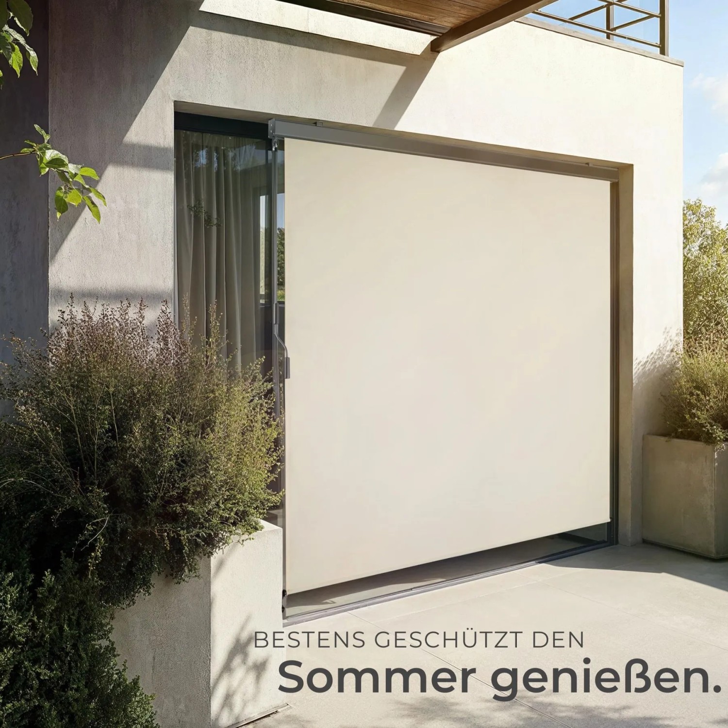Beige Senkrechtmarkise Eloise auf Terrasse, bietet Sonnenschutz und Sichtschutz. Ideal für Balkon, UV-beständig.