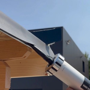 Anschluss- und Flächenkleber EPDM flexibel im Schlauchbeutel beim Abdichten.