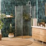 Badezimmer mit Grosfillex Wandpaneelen Element 3D Optik Vertical Tiles Lagoon.