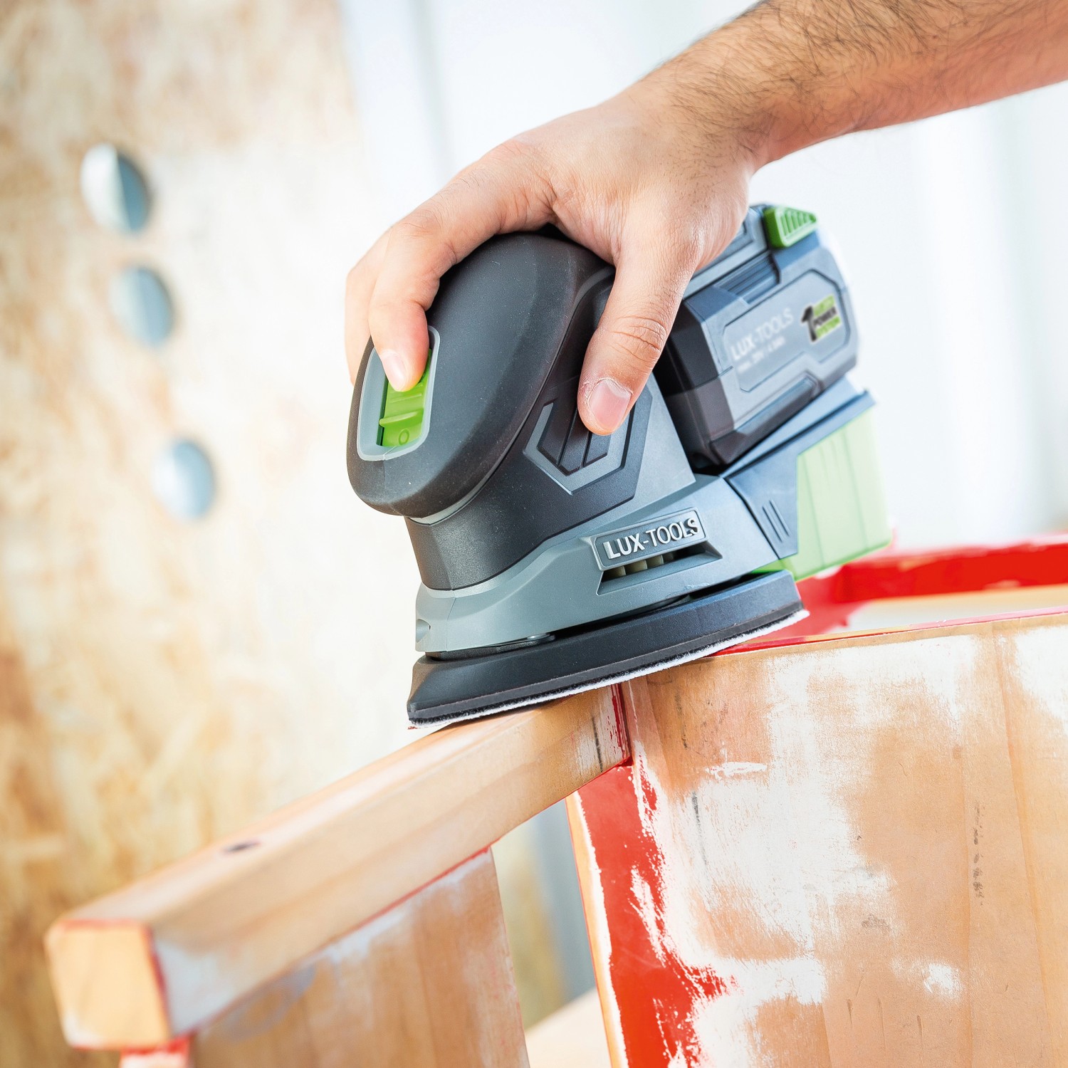 LUX Akku-Multischleifer A-MS-20 beim Schleifen von Holz. Kompakte Schleifmaschine mit Akku.