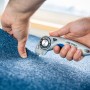 LUX Universalmesser Comfort schneidet blauen Teppich. Vielseitiges Messer mit Klingendepot.
