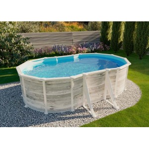 Ovaler Poolcrew Stahlwand Pool Bornholm mit Leiter und grauer Innenfolie im Garten.