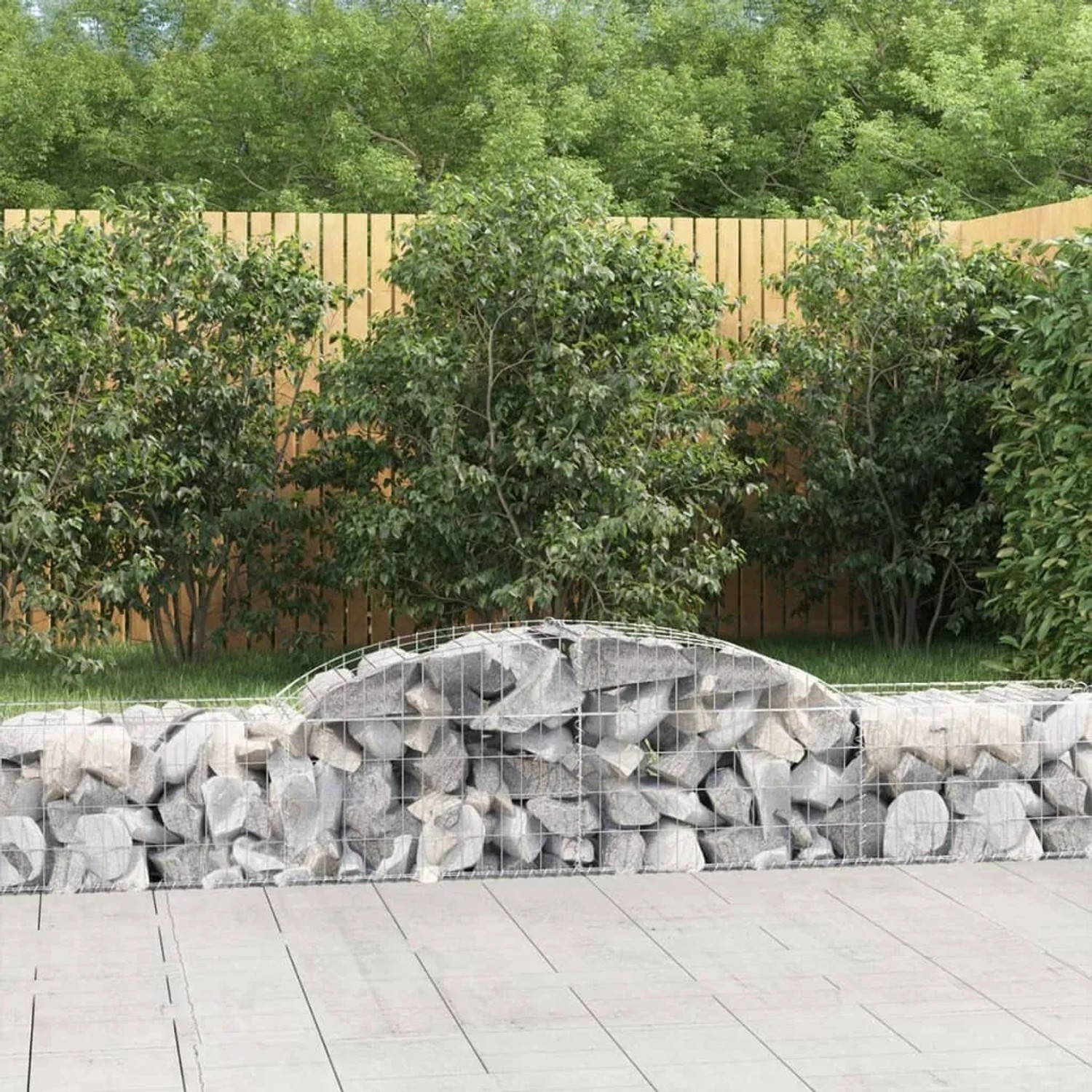 Sechs Gabionen mit Hochbogen (300x50x40/60 cm) aus verzinktem Eisen, gefüllt mit Steinen.