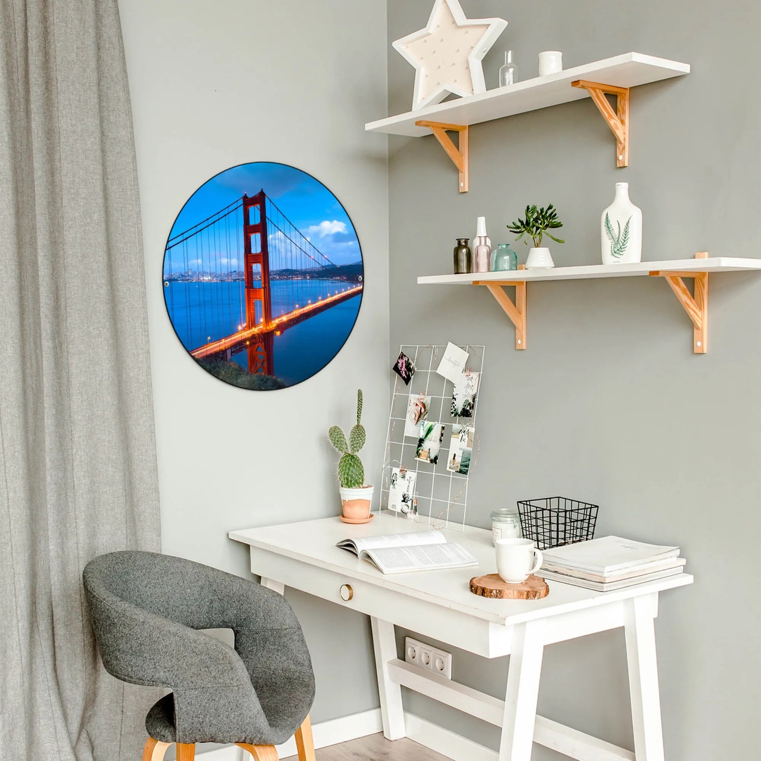 Runde, schwarze Magnettafel mit Golden Gate Bridge Motiv als Wanddekoration.