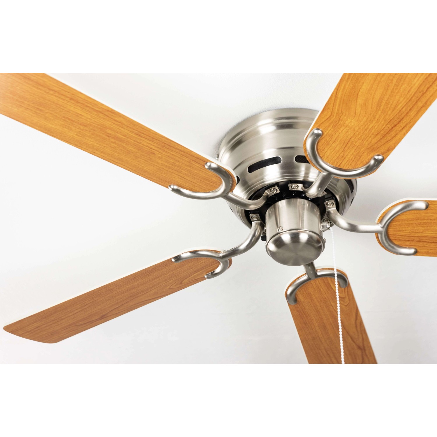 Extra flacher Deckenventilator mit Flügeln in Weiß und Ahorn, Gehäuse Nickel gebürstet.