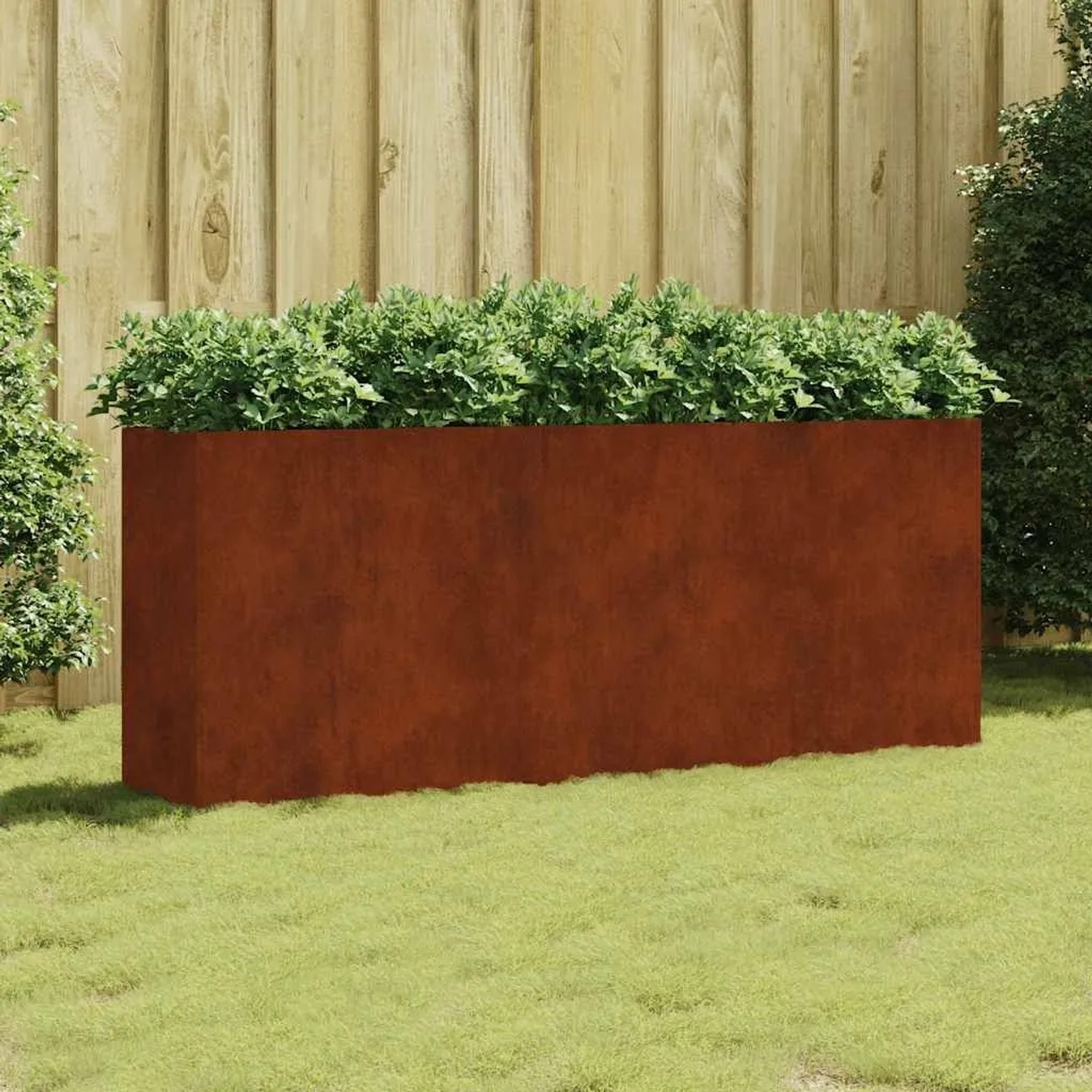 Rechteckiges furnicato Hochbeet aus Cortenstahl (200x40x80 cm) mit Bepflanzung im Garten.