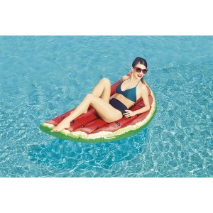 Frau auf Bestway Luftmatratze Wassermelone im Pool.