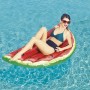 Frau auf Bestway Luftmatratze Wassermelone im Pool.