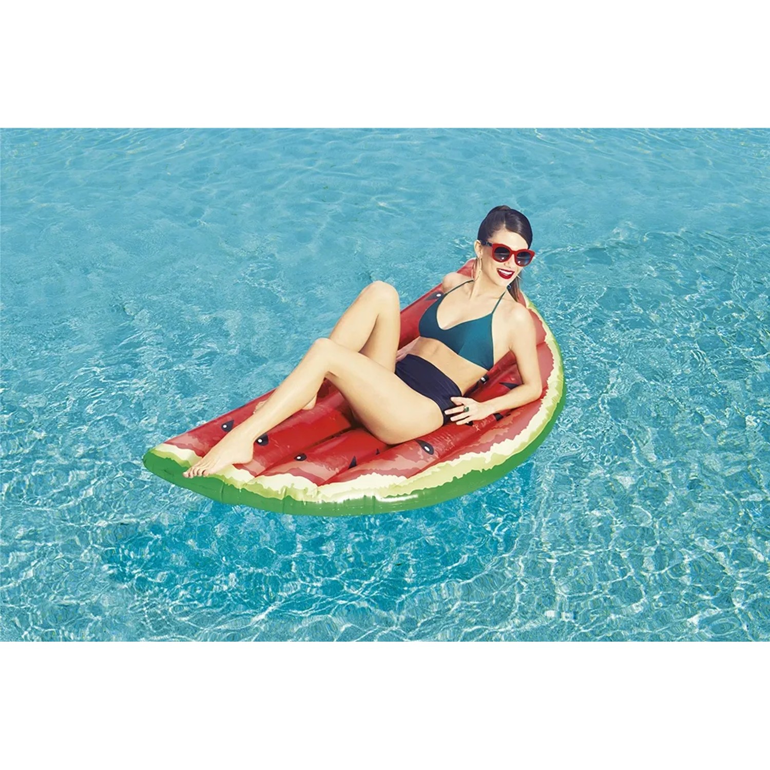 Frau auf Bestway Luftmatratze Wassermelone im Pool.