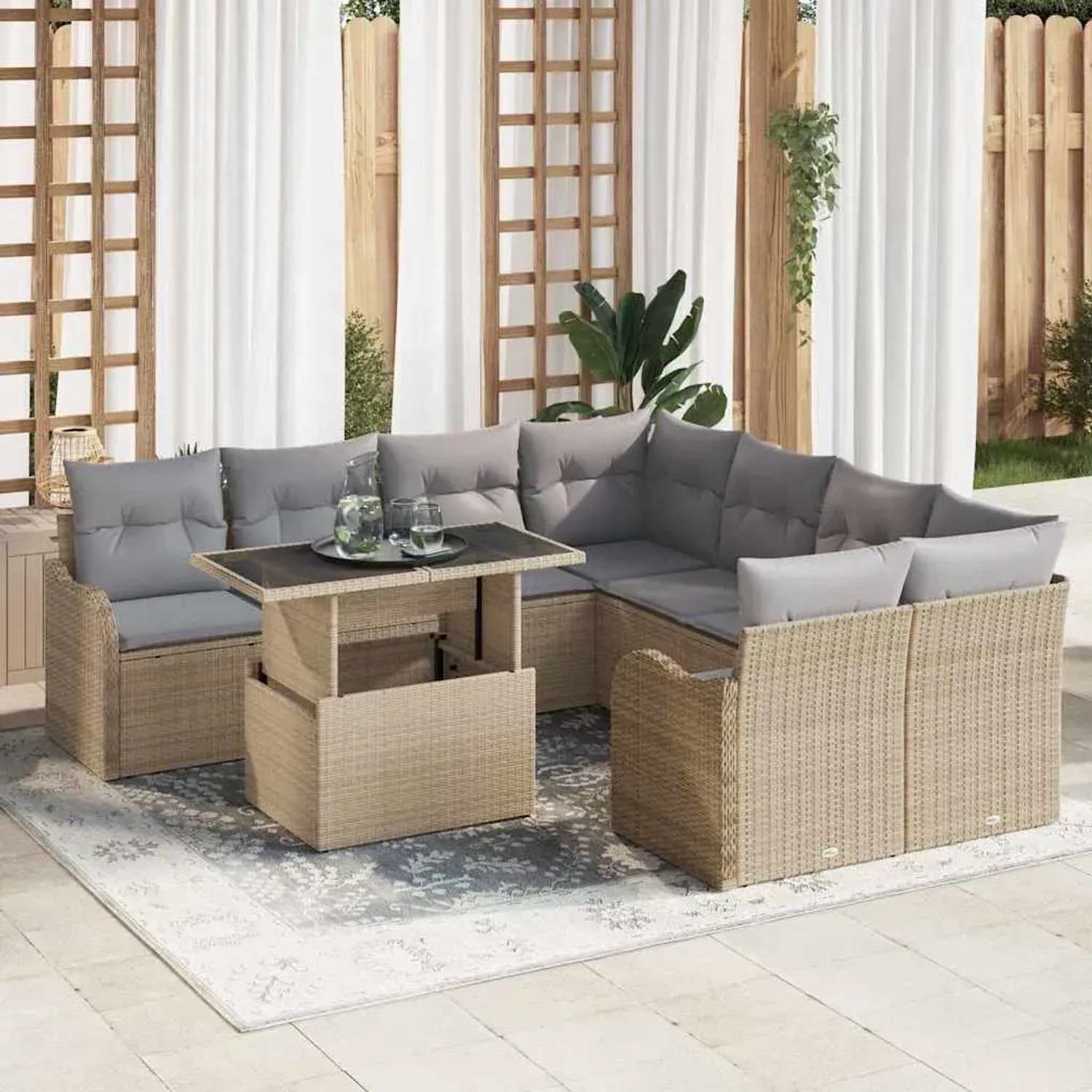 Beiges 9-teiliges vidaXL Garten-Sofa-Set aus Poly Rattan mit Tisch und grauen Kissen.