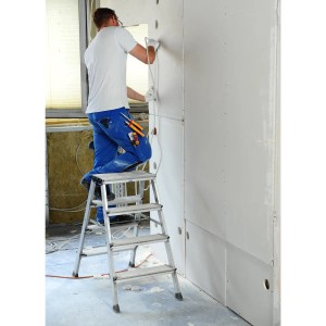 Krause Doppelleiter mit 2x4 Stufen im Einsatz bei Elektroinstallation. Aluminium Leiter beidseitig begehbar.