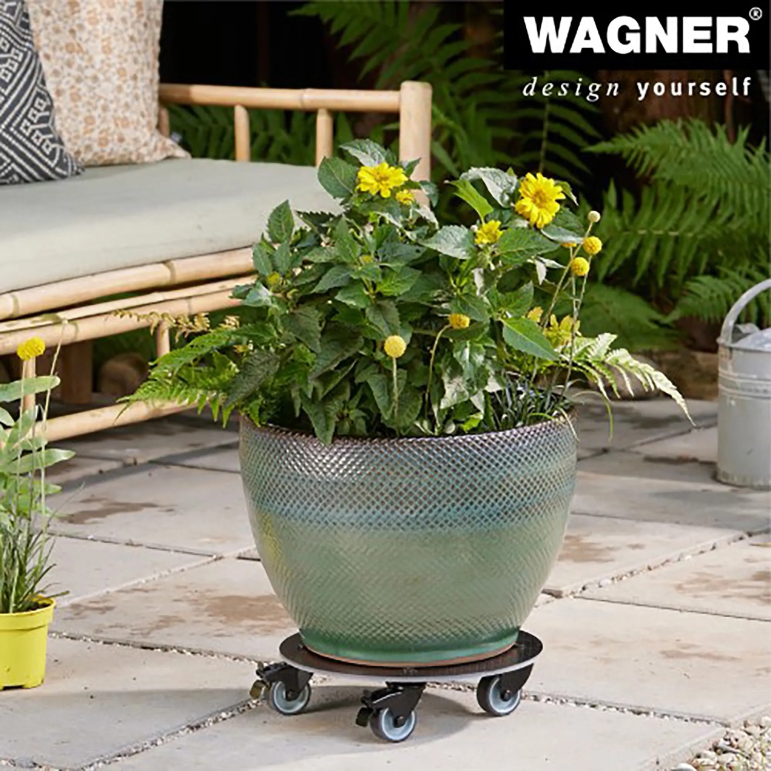 Schwarzer Wagner Pflanzenroller GH 0629 mit Pflanze auf Terrasse. Rolluntersetzer Ø 30 cm.