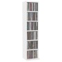 Weißer CD-Schrank (21x20x88 cm) aus Holzwerkstoff mit 6 Fächern, gefüllt mit CDs.