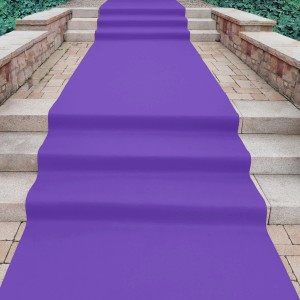 Musterstück: Fliederfarbener Eventteppich auf Treppe. Teppichboden für Messe, Event oder Hochzeit.