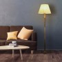 Elegante Relaxdays Stehlampe mit elfenbeinweißem Falten-Stoffschirm und antikem Messingfuß im Wohnzimmer.